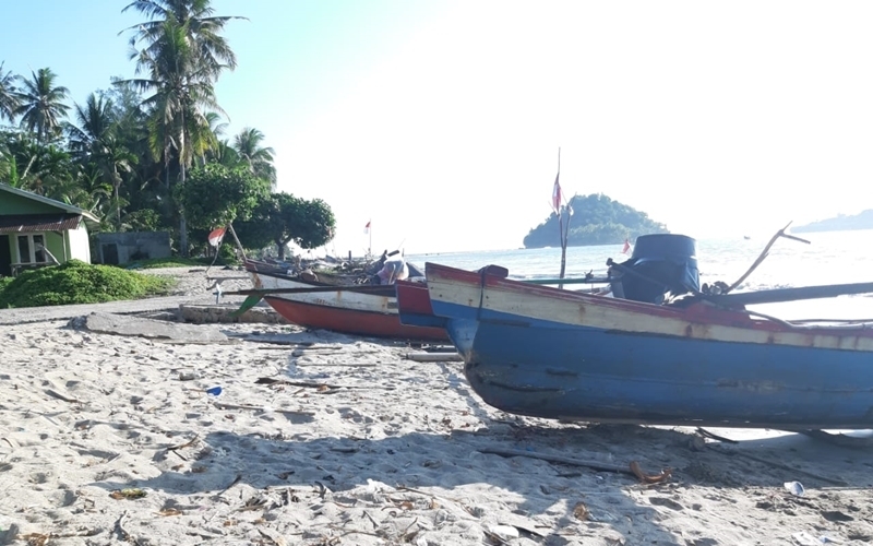 Musim Angin Kencang Nelayan Di Padang Tak Melaut