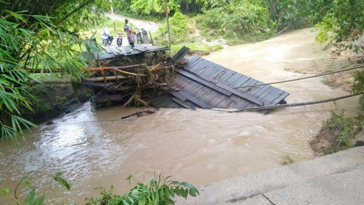 Jembatan Pengubung Satu Satunya Putus Diterjang Banjir Bandang Ratusan