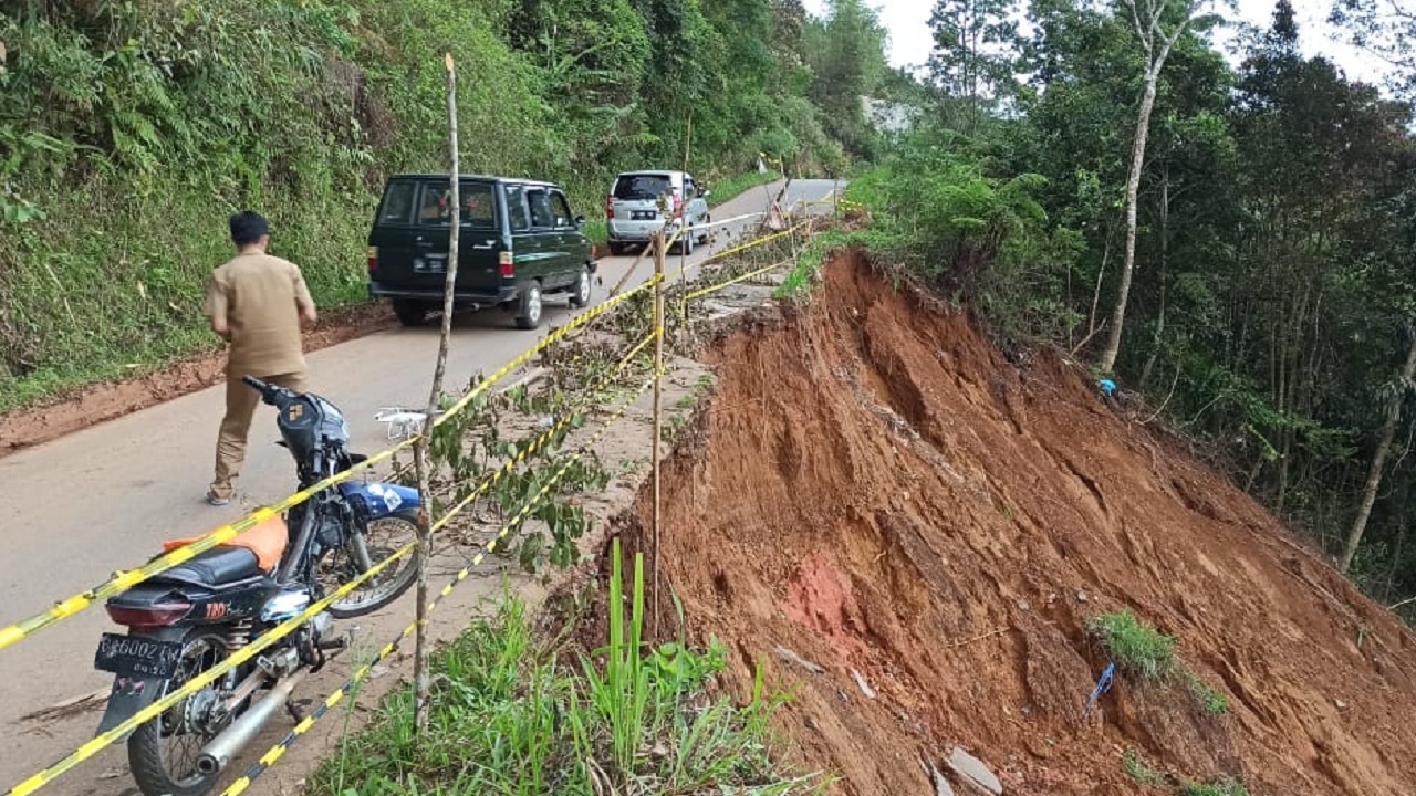 Hujan Deras Landa Tanah Datar Akibatkan Jalan Longsor Dan Banjir