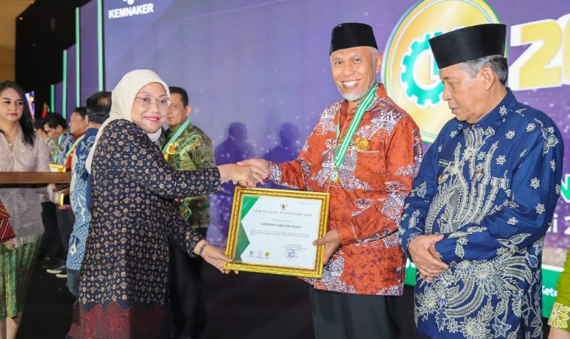 Gubernur Sumbar Terima Anugerah Penghargaan Pembina K3 Terbaik 2023