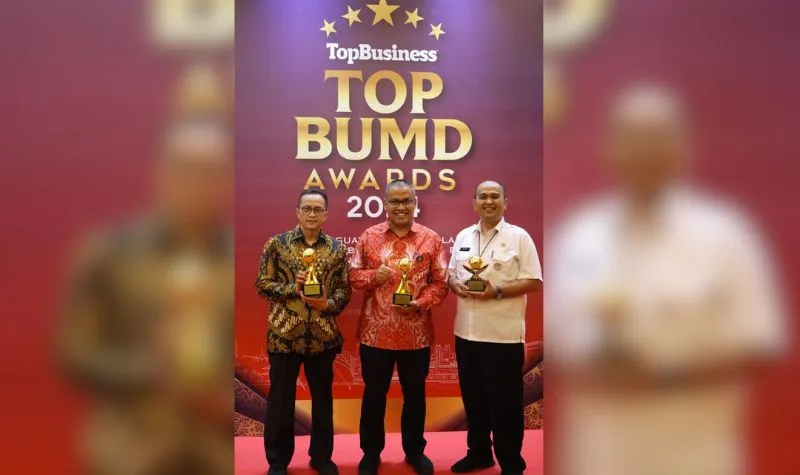 Gubernur Mahyeldi Terima Penghargaan Top Pembina Bumd Award