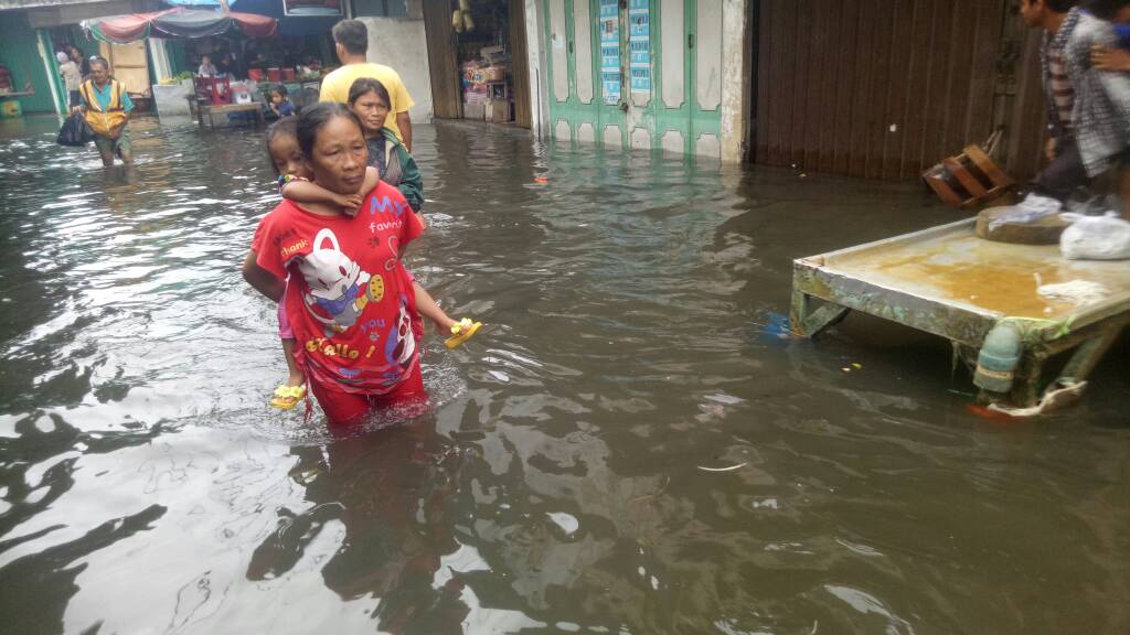Banjir Menggenangi Padang