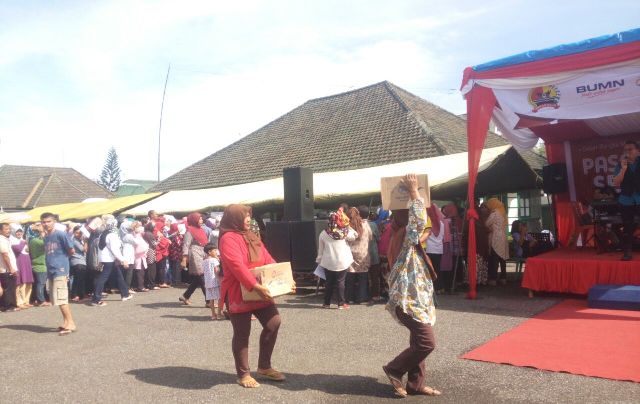 3 BUMN Bagikan 2.500 Paket Sembako Murah di Padang