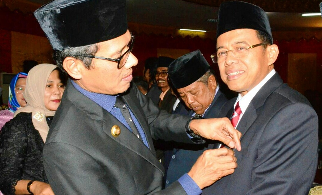 HUT Kota Padang, Rektor UNP Terima Penghargaan
