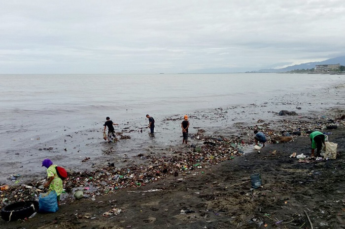 Bersih-bersih Pantai Padang