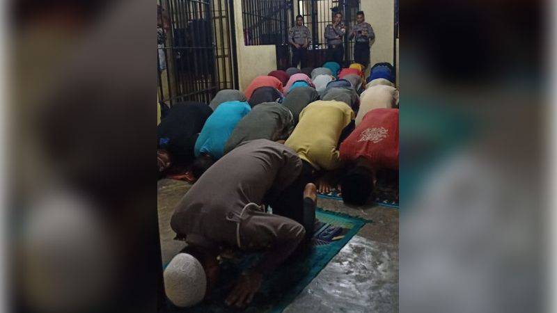 Berita viral terbaru: Polisi Imam Salat di Sel Tahanan