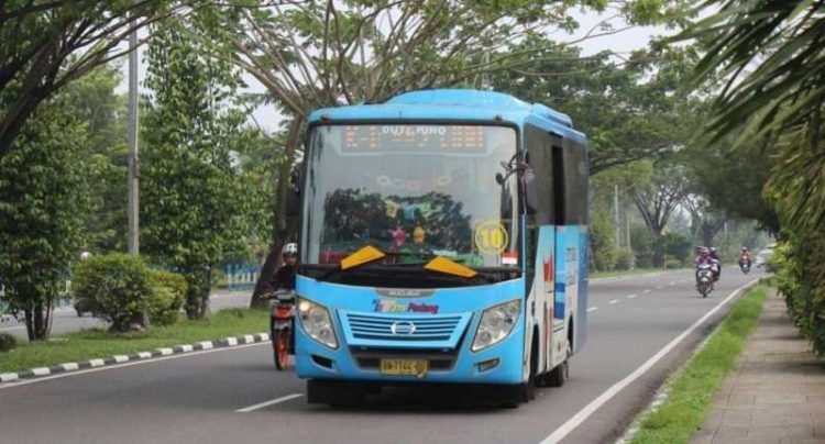 Berita Padang Terkini. Bus Trans Padang. Operasional bus Trans Padang koridor 4 sepi dan sempat didemo oleh pengusaha dan sopir angkot. Baca Padangkita.com