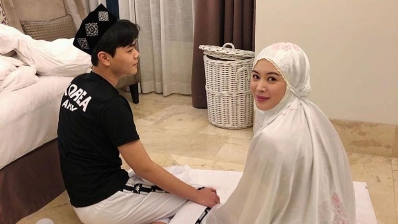 Kisah Mualaf Aydin Adik Ayana Moon Selebgram Korea