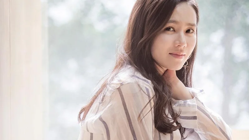 Bintang Kpop Son Ye Jin Dinobatkan Sebagai Perempuan Tercantik 2020
