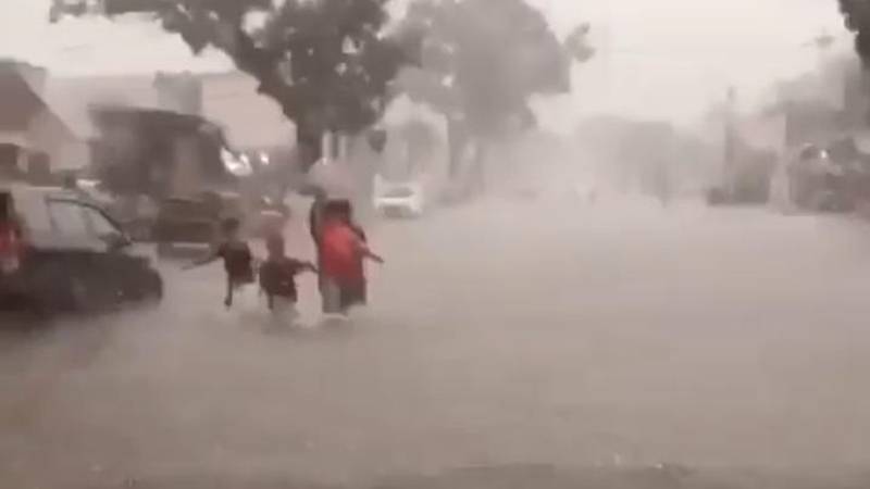 Hujan Deras Di Padang, Sejumlah Titik Di Kota Padang Terendam Banjir