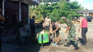 Personel TNI-Polri Bersihkan Terminal Simpang Empat