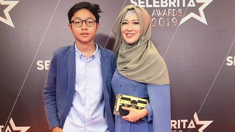 berita artis terbaru, gosip artis dan gosip terbaru: Okie Agustina Khawatir Akan Pertemanan Putranya Dengan Renald Ramadhan