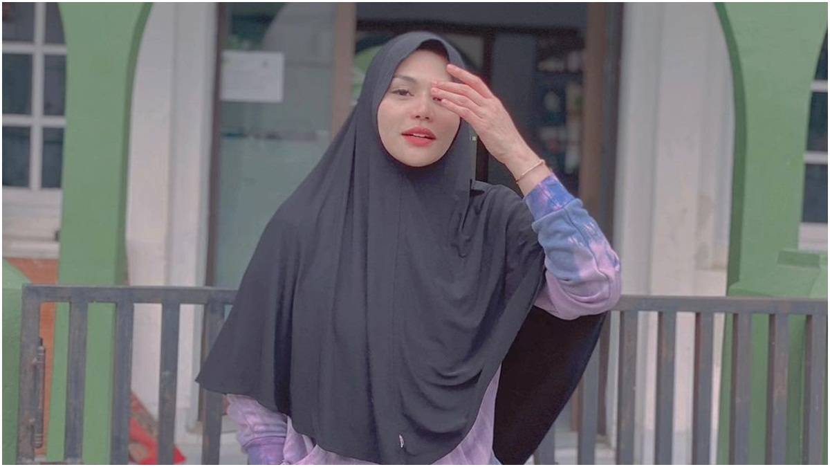 Berita artis terbaru, gosip artis dan gosip terbaru: DJ Katty Butterly unggah foto pakai hijab, netizen banjiri pujian di komentar.