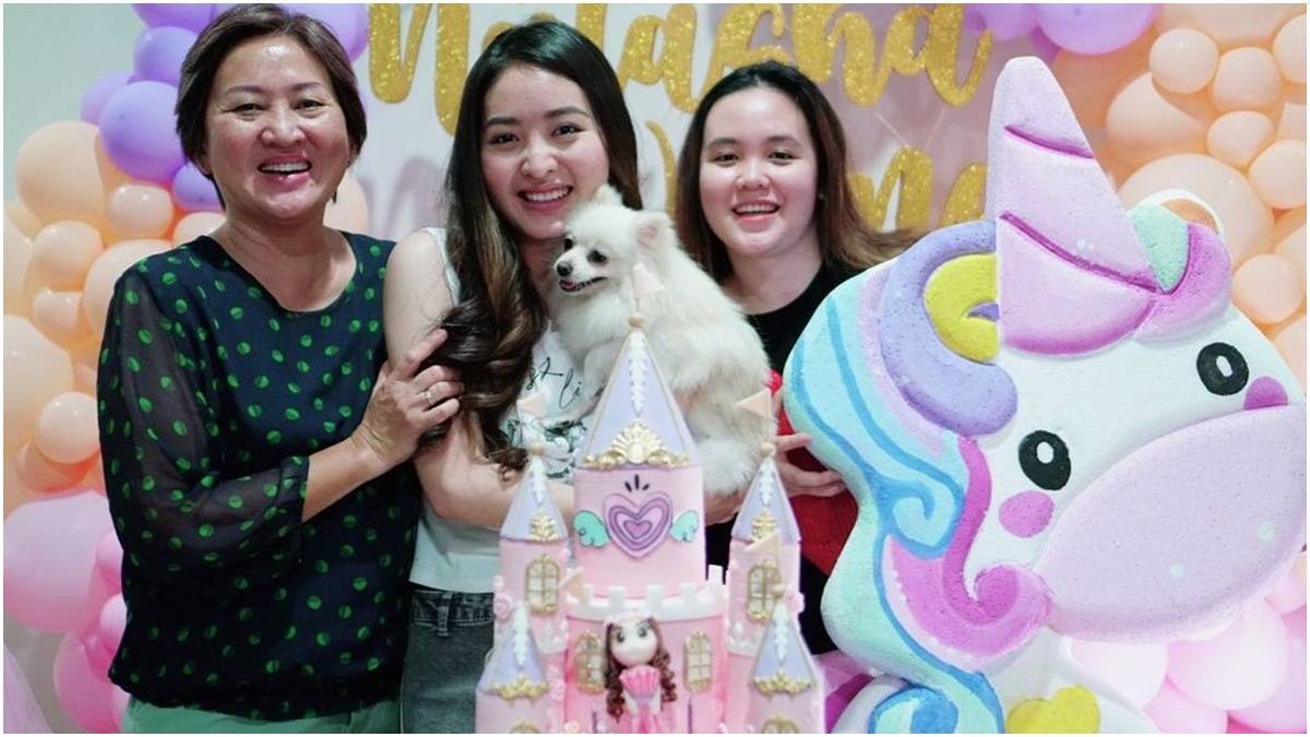 Berita artis terbaru, gosip artis dan gosip terbaru: Natasha Wilona rayakan ulang tahun ke-22 bersma keluarga dan teman-teman.