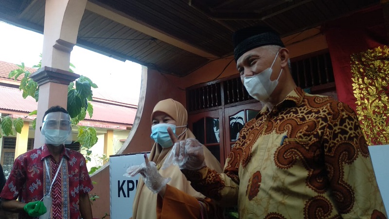 Berita terkini: Mahyeldi Mencoblos di TPS Parupuk Tabing, Yakin Menang Pilgub Sumbar, Mahyeldi sumbar, Sumatra Barat Terbaru