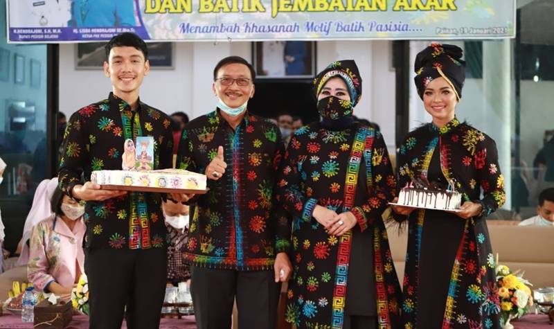 Berita Pessel terbaru dan berita Sumbar terbaru: Bupati Pesisir Selatan (Pessel) Hendrajoni, me-launching Batik Korona dan Batik Jembatan Akar