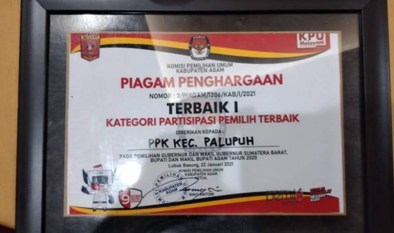 Berita Agam terbaru dan berita Sumbar terbaru: PPK Palupuh mendapatkan penghargaan sebagai penyelanggara pemilu dengan tingkat partisipasi tertinggi dari KPU Agam