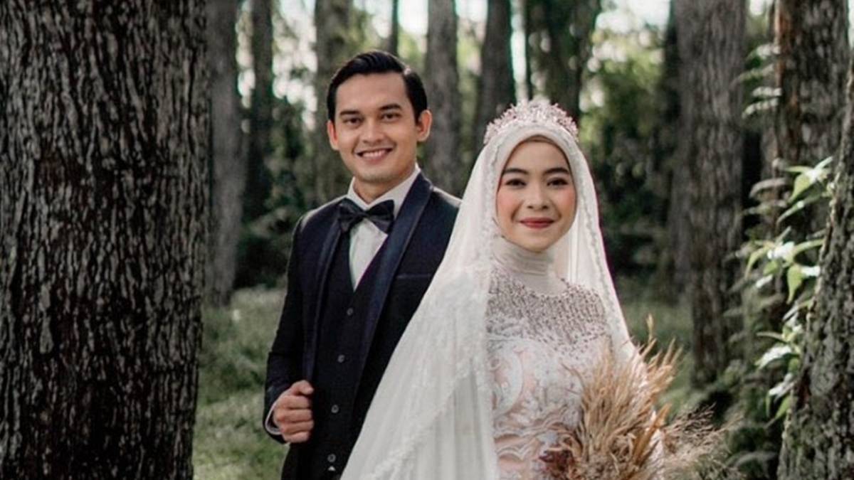 Berita artis terbaru, gosip artis dan gosip terbaru: Buku nikah raksasa