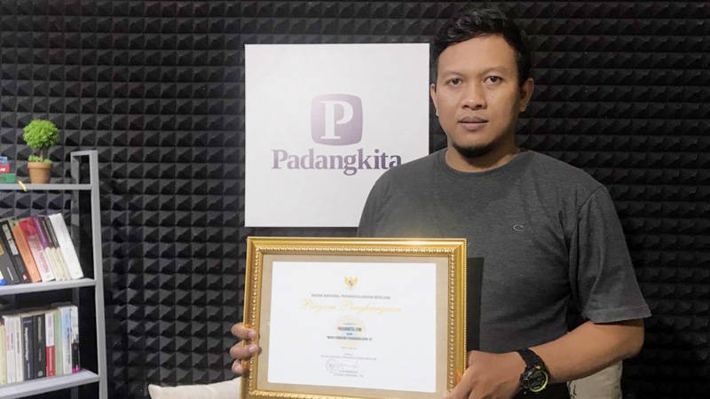 Berita Padang hari ini dan berita Sumbar hari ini: Media online Padangkita.com mendapat penghargaan dari BNPB atas kinerjanya selama ini.