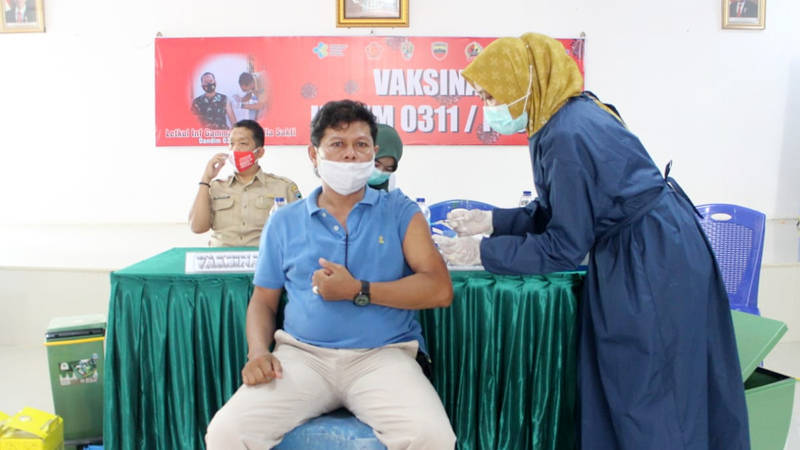 Berita Pesisir Selatan hari ini dan berita Sumbar hari ini: Anggota TNI di bawah Kodim 0311 Pesisir Selatan (Pessel) vaksinasi dosis kedua.