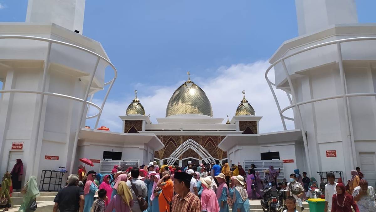 Pantai Carocok Painan Makin Ramai Dikunjungi Masjid Terapung Jadi Daya