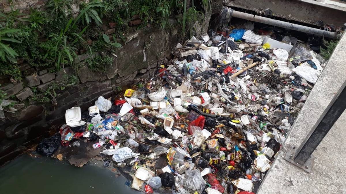 Berita Pesisir Selatan hari ini dan berita Sumbar hari ini: Kebiasaan masyarakat membuang sampah ke bawah jembatan di Kecamatan Basa Ampek Balai Tapan