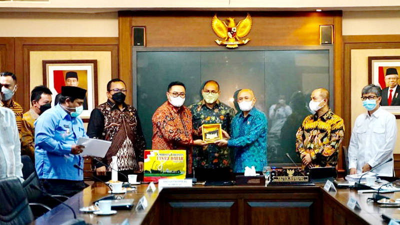 Berita Jakarta hari ini: Andre Rosiade kembali fasilitasi para kepala daerah ke pusat, kali ini bertemu Menteri UMKM, Teten Masduki.