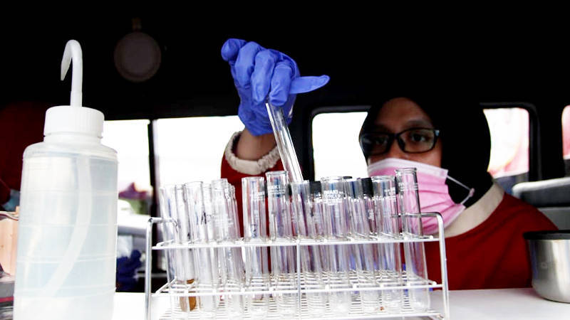 Berita Padang hari ini dan berita Sumbar hari ini: Petugas gabungan dari BBPOM menemukan zat kimia jenis Rhodamin-B pada salah satu takjil.