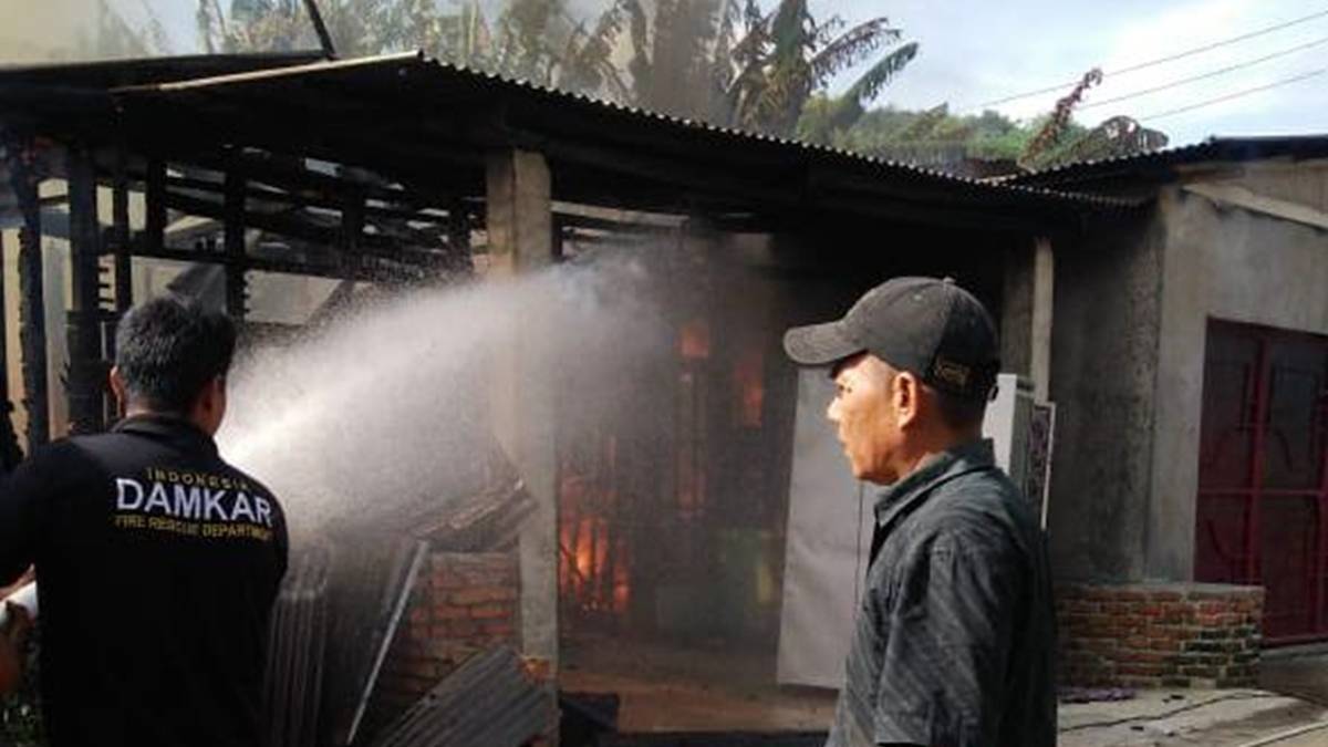 Diduga Korsleting Listrik Dua Rumah Di Jorong Tinggam Pasbar Ludes Terbakar