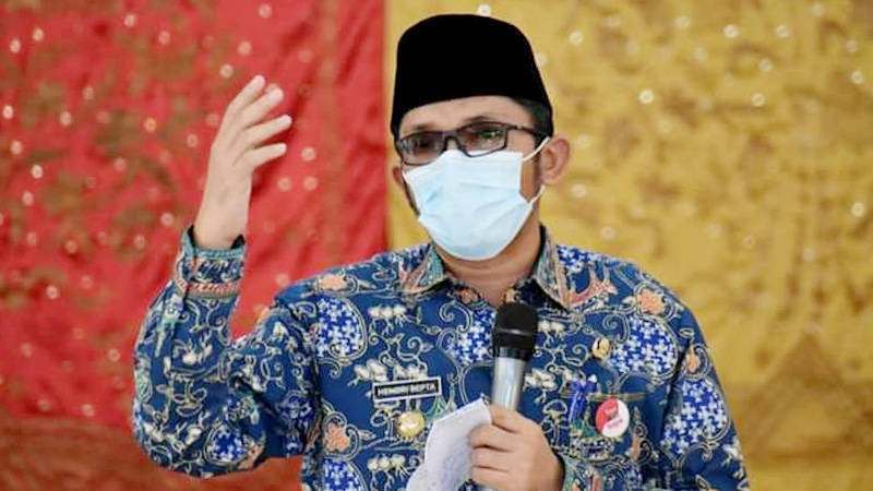 Padang, Padangkita.com - Wako Padang, Hendri Septa meminta warganya agar waspada terhadap lonjakan kasus positif Covid-19 di akhir tahun.