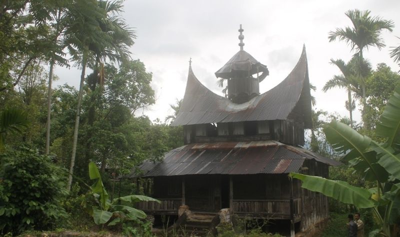 Padangkita.com - Surau Anjuang Tanah Sirah di Jorong Tanah Sirah, Nagari Koto Gadang Koto Anau, Kabupaten Solok. Berusia lebih seabad.