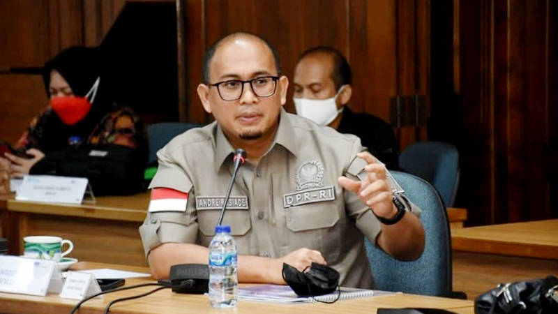 Jakarta, Padangkita.com - Andre Rosiade mendukung langkah PT Dayamitra Telekomunikasi yang akan melangsungkan penawaran umum perdana.