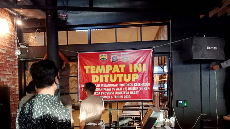 Berita Bukittinggi hari ini dan berita Sumbar hari ini: Sebanyak dua kafe di Kota Bukittinggi disegel atau ditutup akibat melanggar prokes.