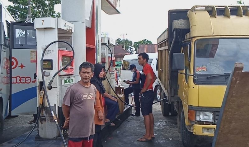 Solar Langka Di Pasbar, Antrean Truk Dan Bus Di SPBU Sampai 1 Kilometer