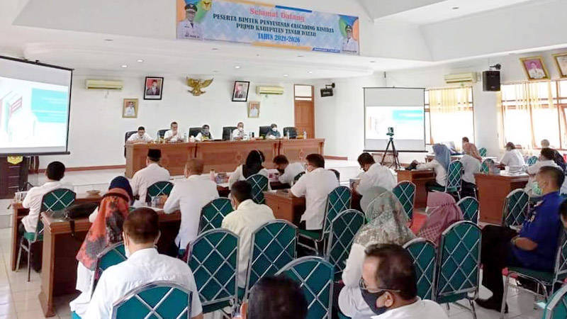 Batusangkar, Padangkita.com - Sasaran dan tujuan strategis yang ada pada dokumen perencanaan pemerintah daerah maupun OPD belum maksimal.