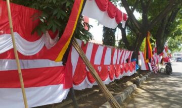 Jelang HUT ke-76 RI, Penjual Bendera Merah Putih di Kota Padang Mulai Menjamur
