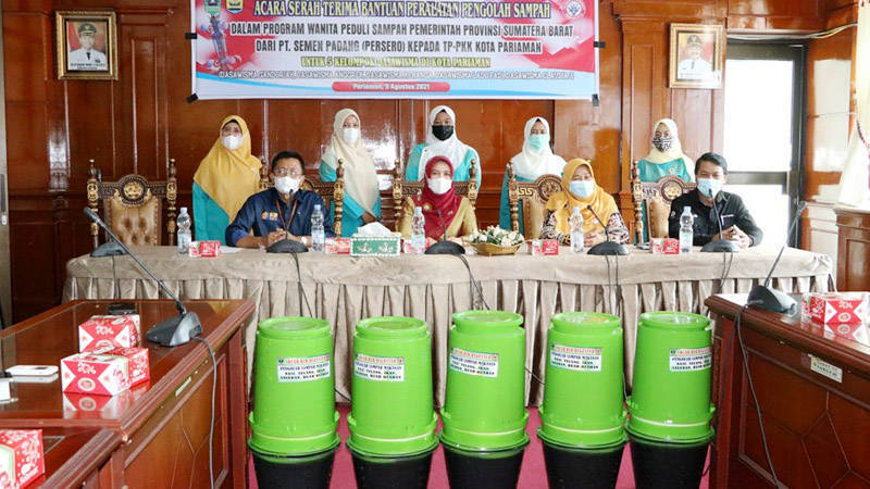 Pariaman, Padangkita.com - Pemerintah Kota Pariaman menerima bantuan 100 unit alat pengolah sampah dari PT Semen Padang melalui program CSR.