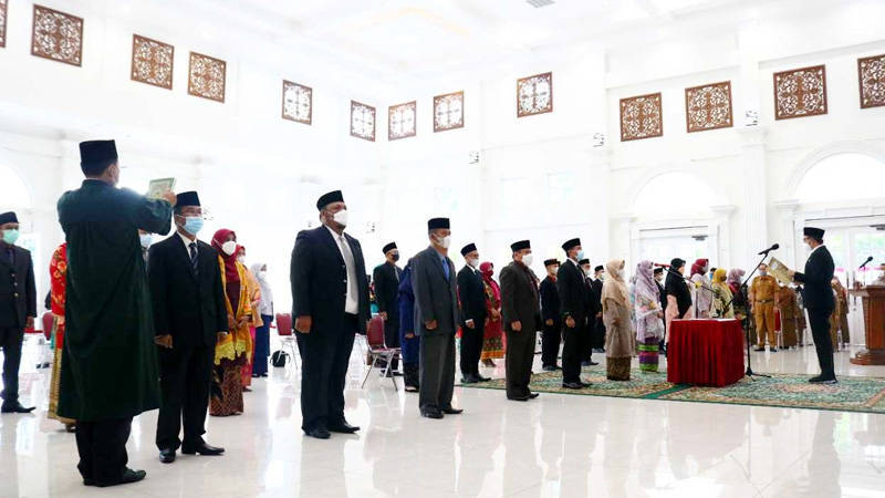Bukittinggi, Padangkita.com - Wali Kota (Wako) Bukittinggi, Erman Safar melantik sebanyak 43 pejabat adminsitrator dan pengawas.