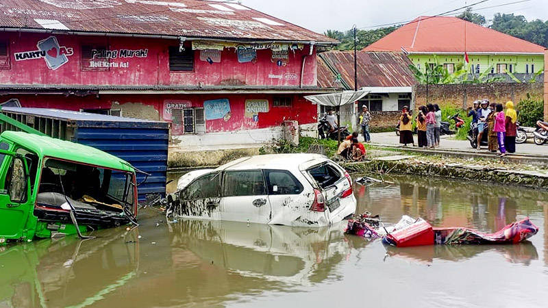 Kecelakaan beruntun tepatnya terjadi kilometer 6, Sungai Buluah, Kecamatan Banuhampu, Kabupaten Agam, sekitar pukul 10.30 WIB.