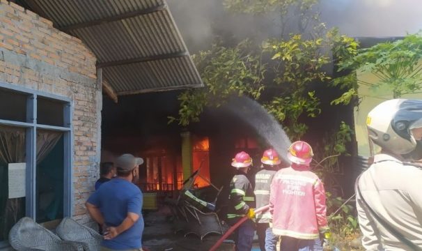 Kebakaran Hanguskan 4 Rumah di Kampung Lapai Padang, Api Masih Berkobar