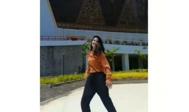 Viral Video Perempuan Muda Joget TikTok di Masjid Raya Sumbar, Netizen: Perlu Dikasih Arahan