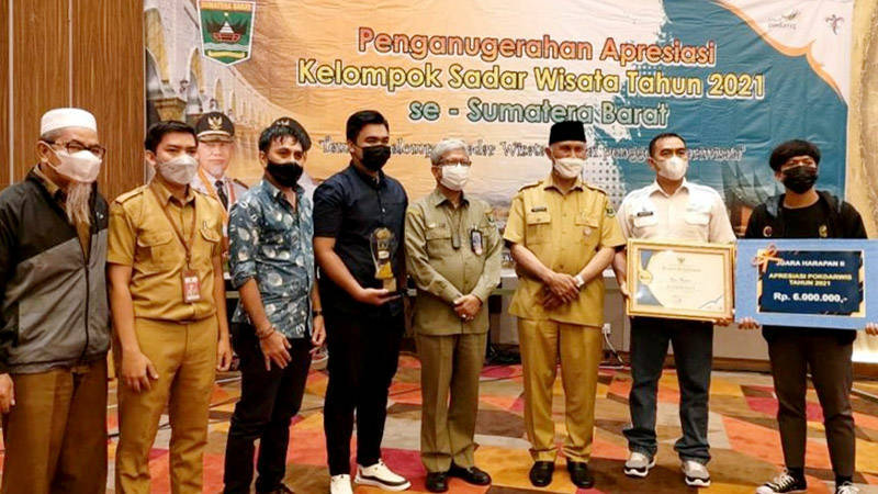 Pariaman, Padangkita.com - Desa Wisata Apar Kota Pariaman menerima Penghargaan Top 5 Pokdarwis terbaik se-Sumbar, Senin (27/9/2021).