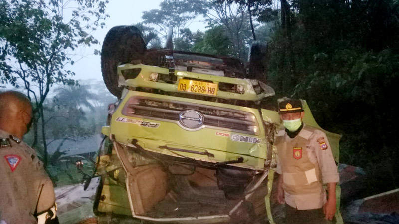 Padang, Padangkita.com - Satu truk terbalik di Jalan Lintas Padang-Solok, Sintinjau Lauik, Kecamatan Lubuk Kilangan, Kota Padang.