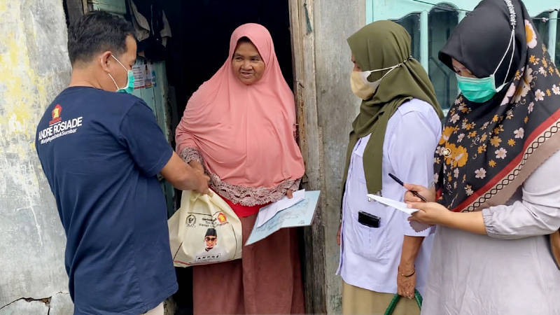 Padang, Padangkita.com - Yurnalis, penjual kerupuk kuah di Jalan Rambai, Purus Padang dibantu modal usaha oleh Andre Rosiade.