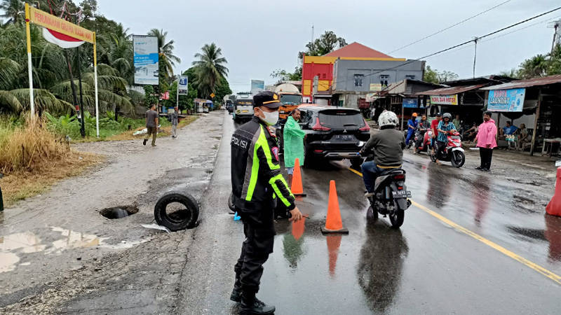 Parit Malintang, Padangkita.com - Jalan amblas terjadi di Padang Pariaman, tepatnya di jalan lintas Padang-Bukittinggi di Korong Kasai.