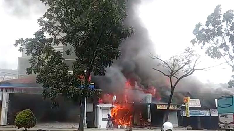 Padang, Padangkita.com - Sebanyak lima toko ludes terbakar di kawasan Indarung, Kecamatan Lubuk Kilangan, atau di depan SPBU Indarung.