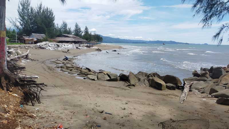 Painan, Padangkita.com - Abrasi pantai kembali melanda wilayah Pessel. Kali ini, abrasi pantai terjadi di kawasan wisata Pantai Api-api.