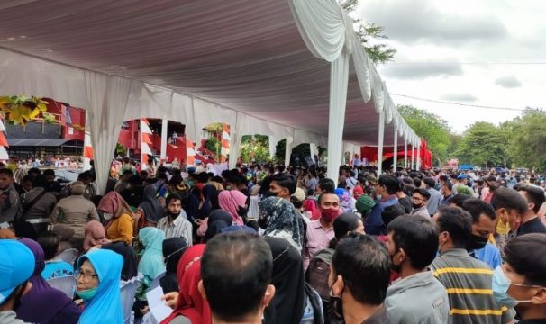 GOR Agus Salim Padang Dipadati Ribuan Orang yang Ikut Vaksin Covid-19 Sumdarsin