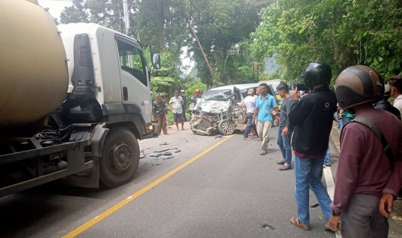 Adu Kambing Truk Tangki CPO Dan Minibus Di Bukit Lampu, 2 Orang Terjepit