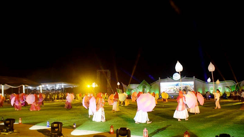 Padang Panjang, Padangkita.com - Ranah Art Orchestra tampil membawakan "Ziarah Surau Kota Hujan" dalam rangkaian pembukaan MTQ ke-XXXIX.